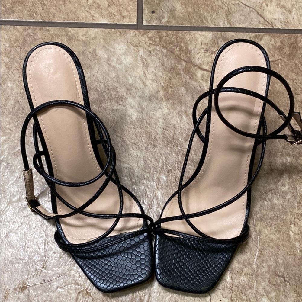 Elegant Black Heels with Classic Design Size 7.5
